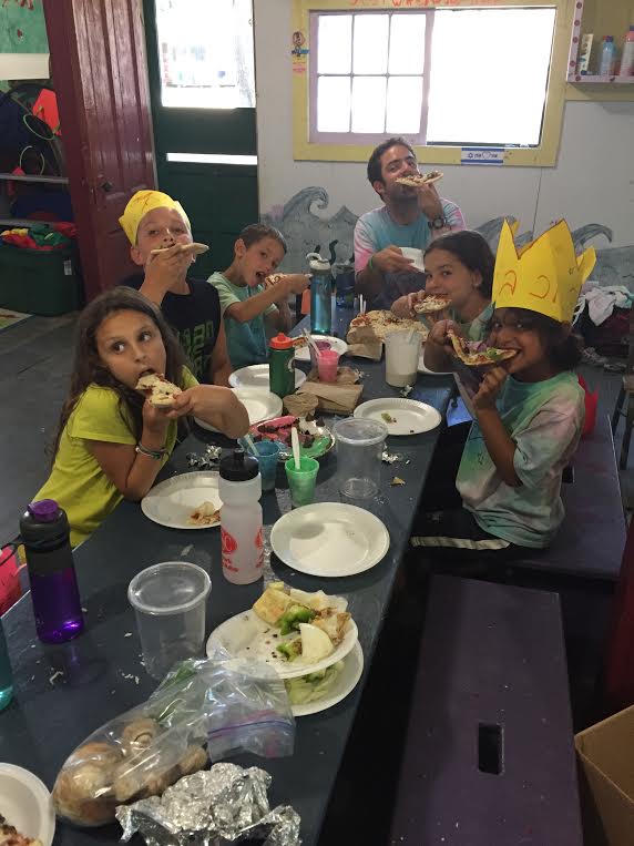 Kochavim making pizza during Yom Kochavim Konquers