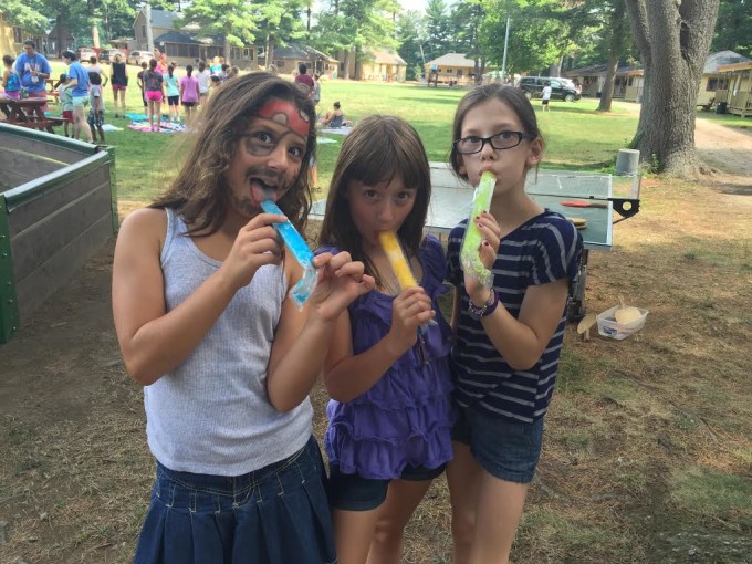 Kochavim enjoying popsicles on the first day of mini session dalet!