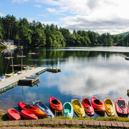 kayaks-on-lake